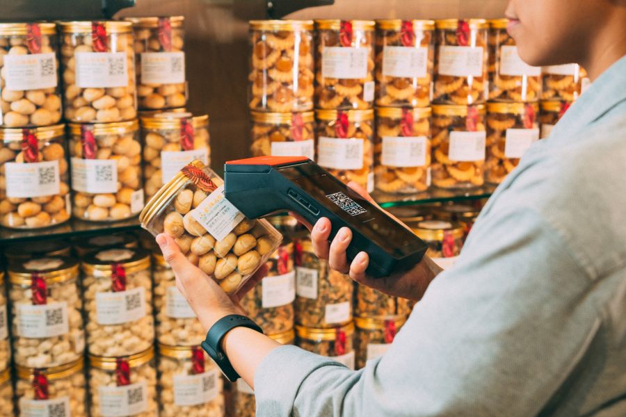 Quét mã QR trên bao bì sản phẩm tại cửa hàng