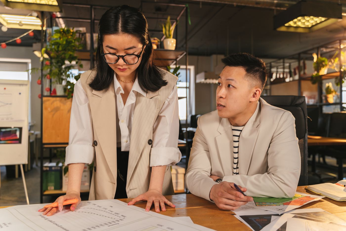 Chuyên viên tư vấn cùng khách hàng rà soát hồ sơ tại văn phòng