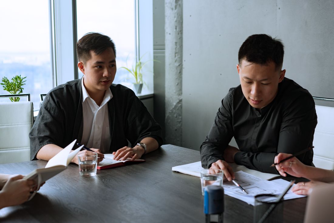 Đội ngũ trao đổi và rà soát hồ sơ trong phòng họp
